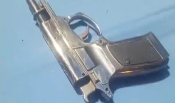 খেলায় অতিথি না করায় খেলনা পিস্তল দেখিয়ে হুমকি , যুবক আটক